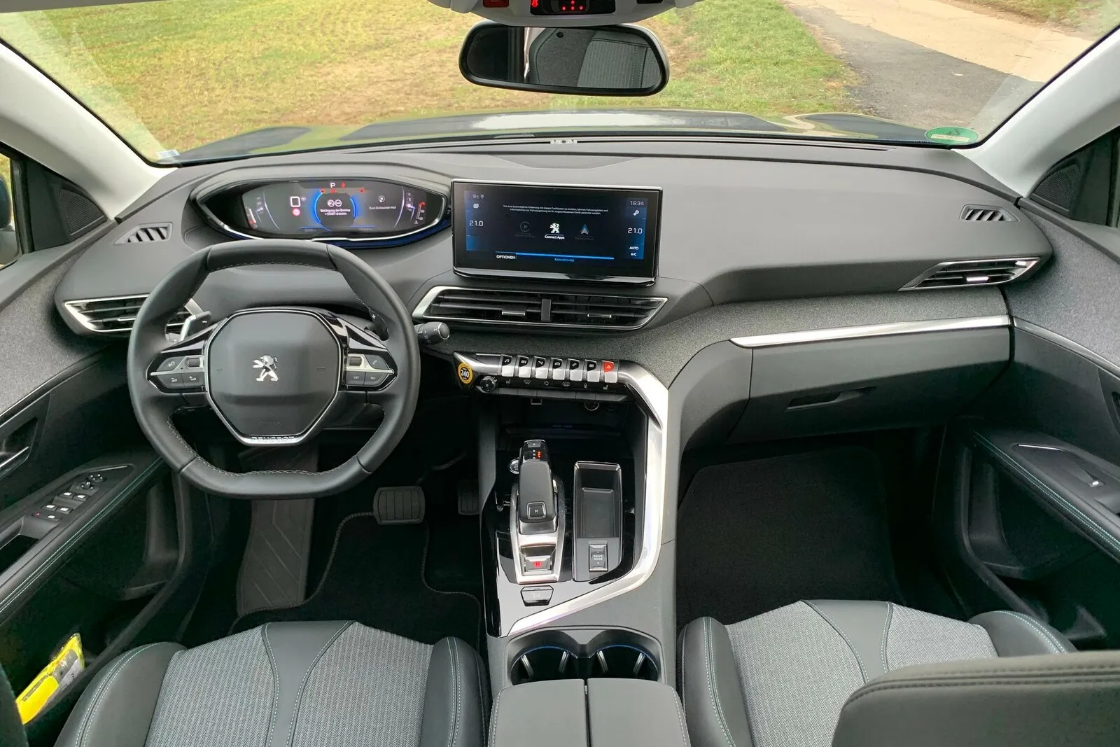 Das kleine Lenkrad ist gewöhnungsbedürftig. Das vielfach konfigurierbare Kombiinstrument hinter dem Lenkrad ist weit oben angesiedelt. Dadurch erreicht Peugeot einen Effekt, der fast an ein Head-up-Display herankommt.