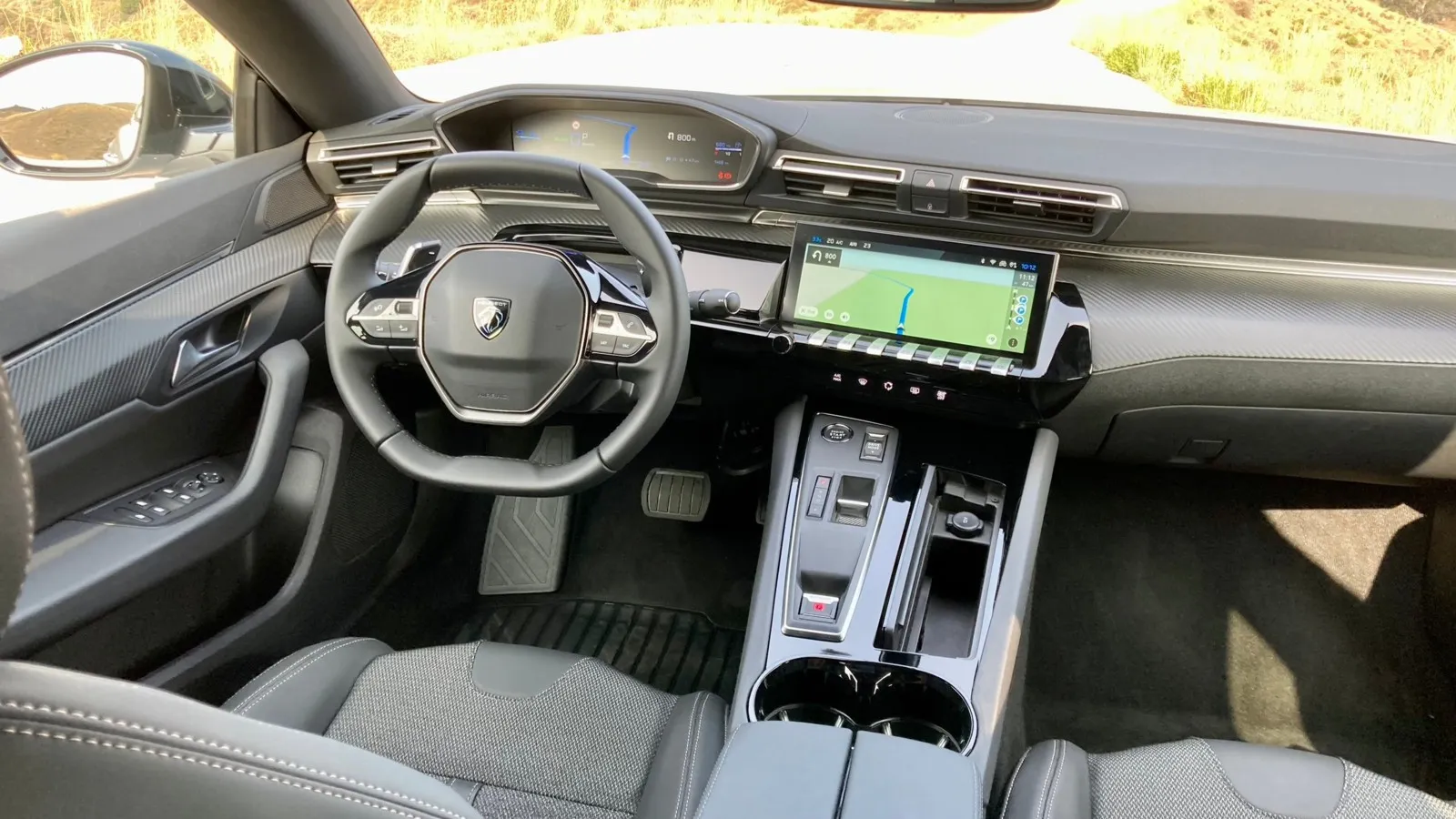 Neu im Cockpit des Peugeot 508: die auch aus anderen Peugeot-Modellen und Stellantis-Marken bekannte Schaltkulisse der Automatik mit Joystick zur Fahrstufenwahl.