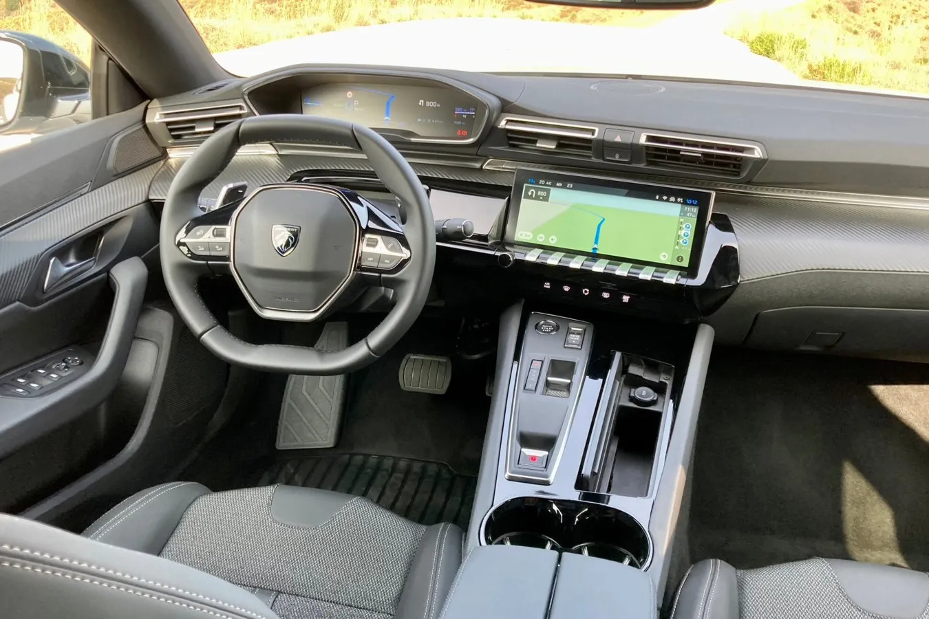 Neu im Cockpit des Peugeot 508: die auch aus anderen Peugeot-Modellen und Stellantis-Marken bekannte Schaltkulisse der Automatik mit Joystick zur Fahrstufenwahl.