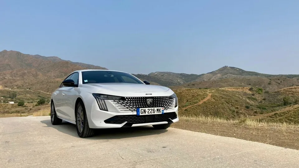 Neue Tagfahr-LEDs und ein flächigeres Kühlerdesign: Peugeot hat seinem Topmodell 508 die Kanten weggeliftet.