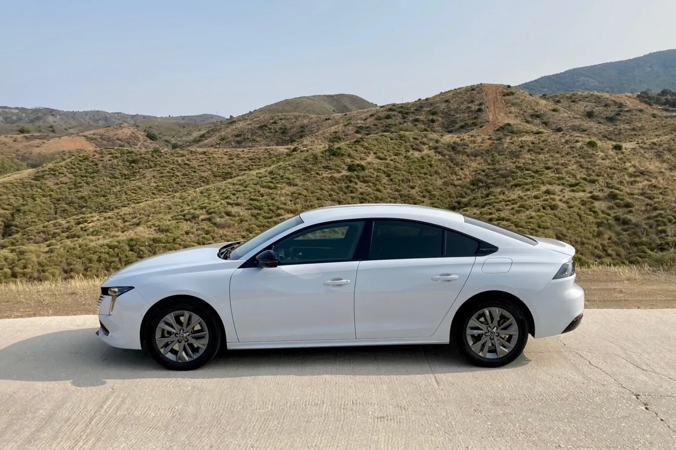 Die coupéhafte Silhouette der 508 Limousine bleibt auch nach dem Facelift.