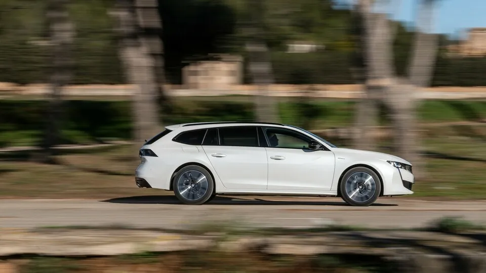 Setzt sich in unserem Betriebskostenvergleich für Mittelklasse-Kombis als günstigster an die Spitze: der Peugeot 508 SW Blue HDi 130 EAT8.