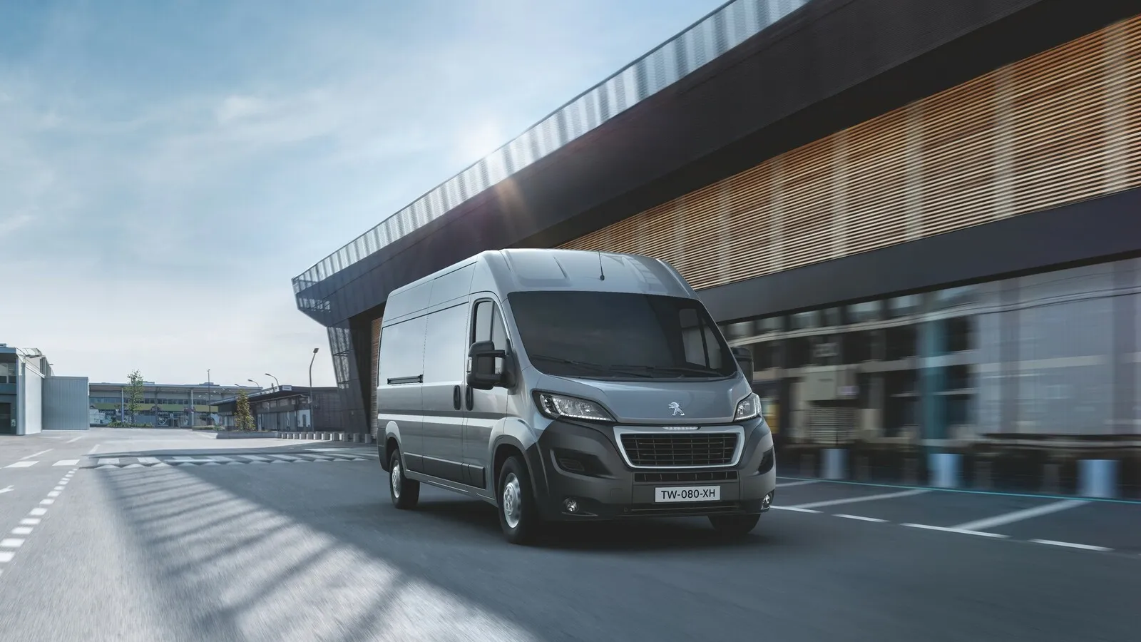 Peugeot Boxer 333 L3H2: Hauchdünn hinter seinem Konzern-Bruder Jumper kann sich mit 1.117 Euro der Peugeot Boxer auf Rang drei platzieren.