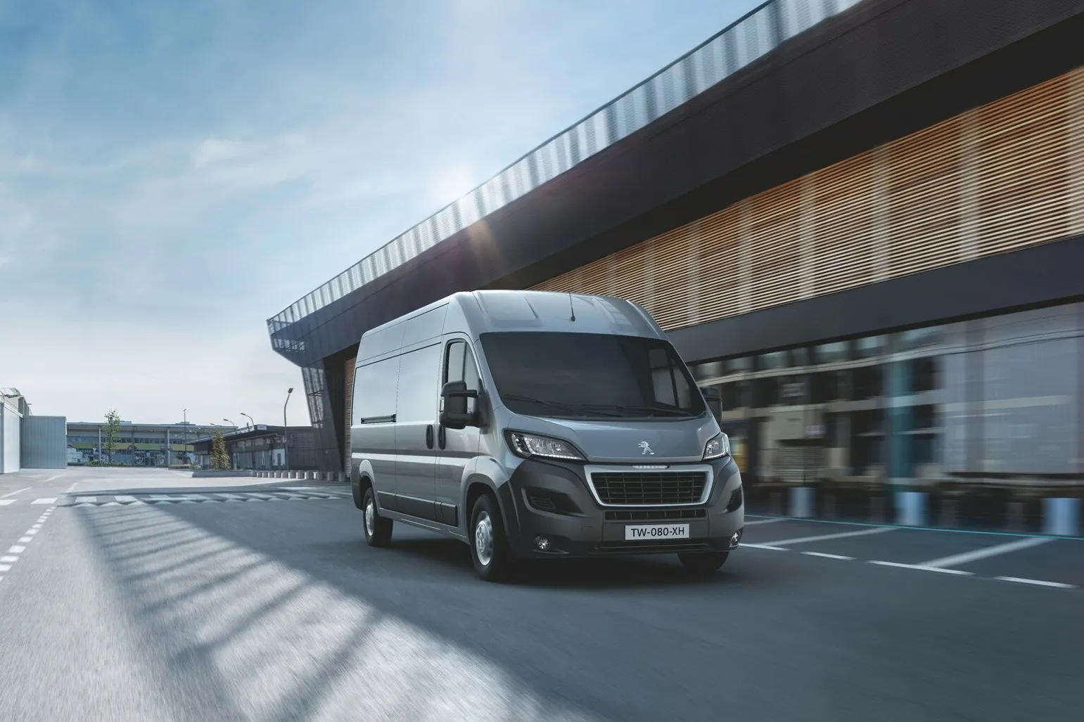 Peugeot Boxer 333 L3H2: Hauchdünn hinter seinem Konzern-Bruder Jumper kann sich mit 1.117 Euro der Peugeot Boxer auf Rang drei platzieren.