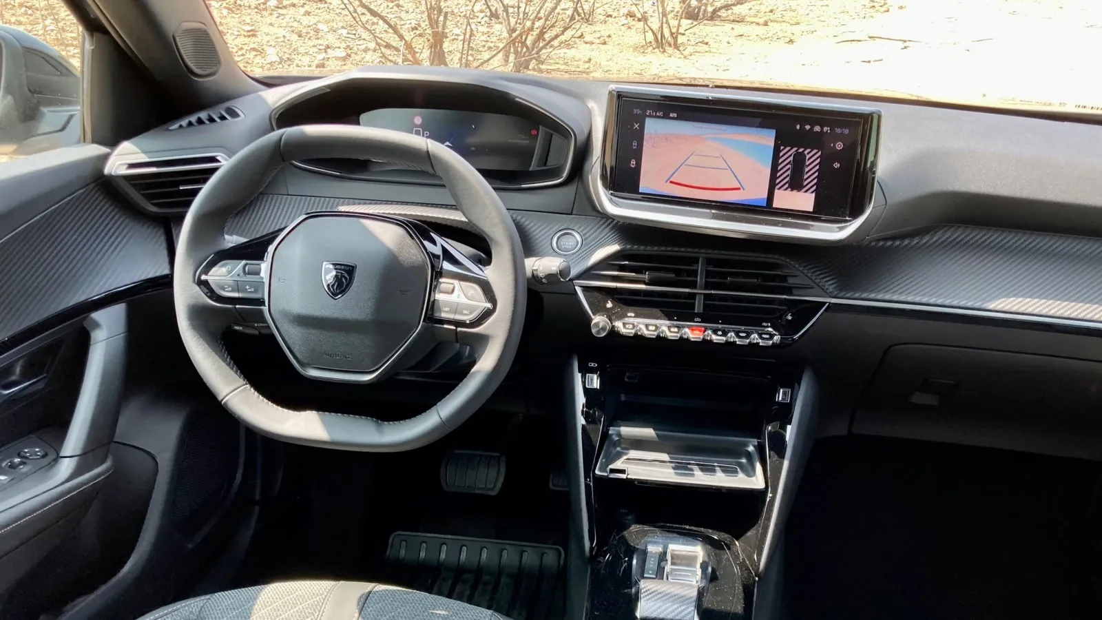 Neu im 2008-Cockpit: Der 10-Zoll-Touchscreen ist jetzt in allen Varianten serienmäßig an Bord.