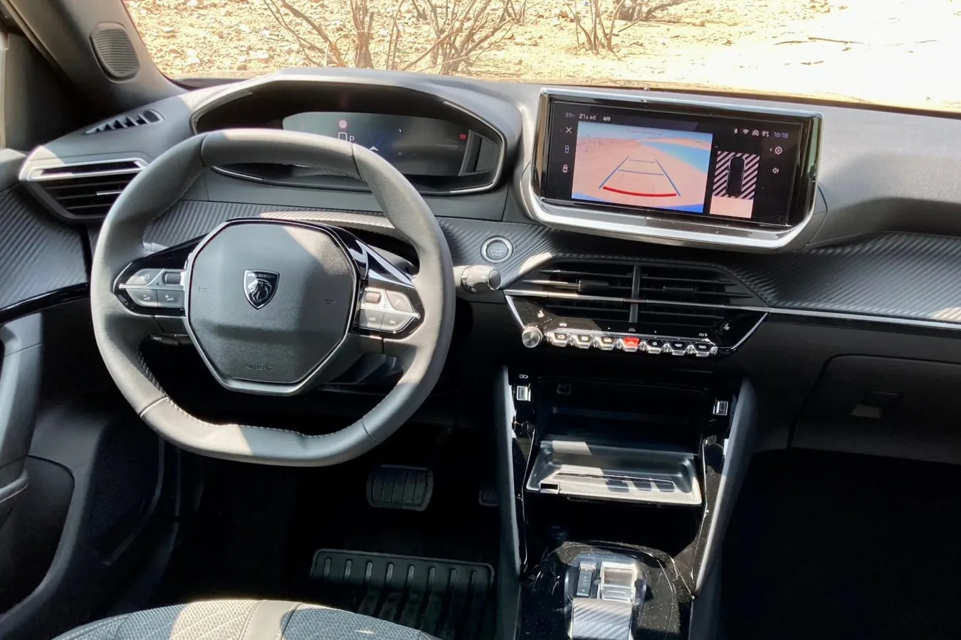 Neu im 2008-Cockpit: Der 10-Zoll-Touchscreen ist jetzt in allen Varianten serienmäßig an Bord.