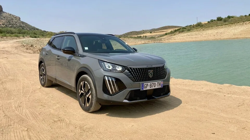 Optisch leicht geliftet, dazu ein stärkerer Elektromotor: So fahren Peugeot 2008 und E-2008 ins neue Modelljahr.