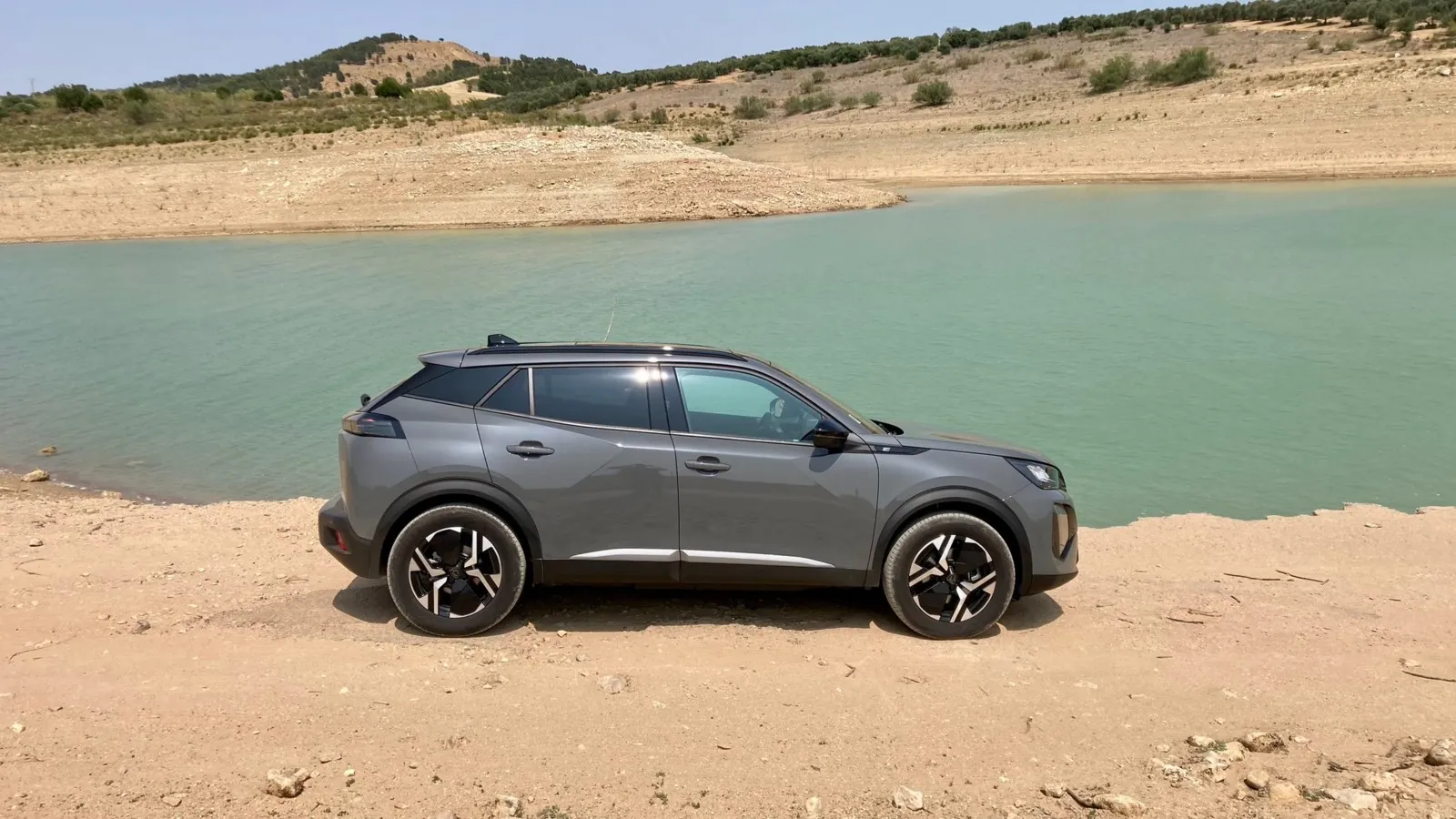 Die Silhoutte des Peugeot 2008 und seiner Elektroversionen E-2008 bleibt auch nach dem Facelift dynamisch.