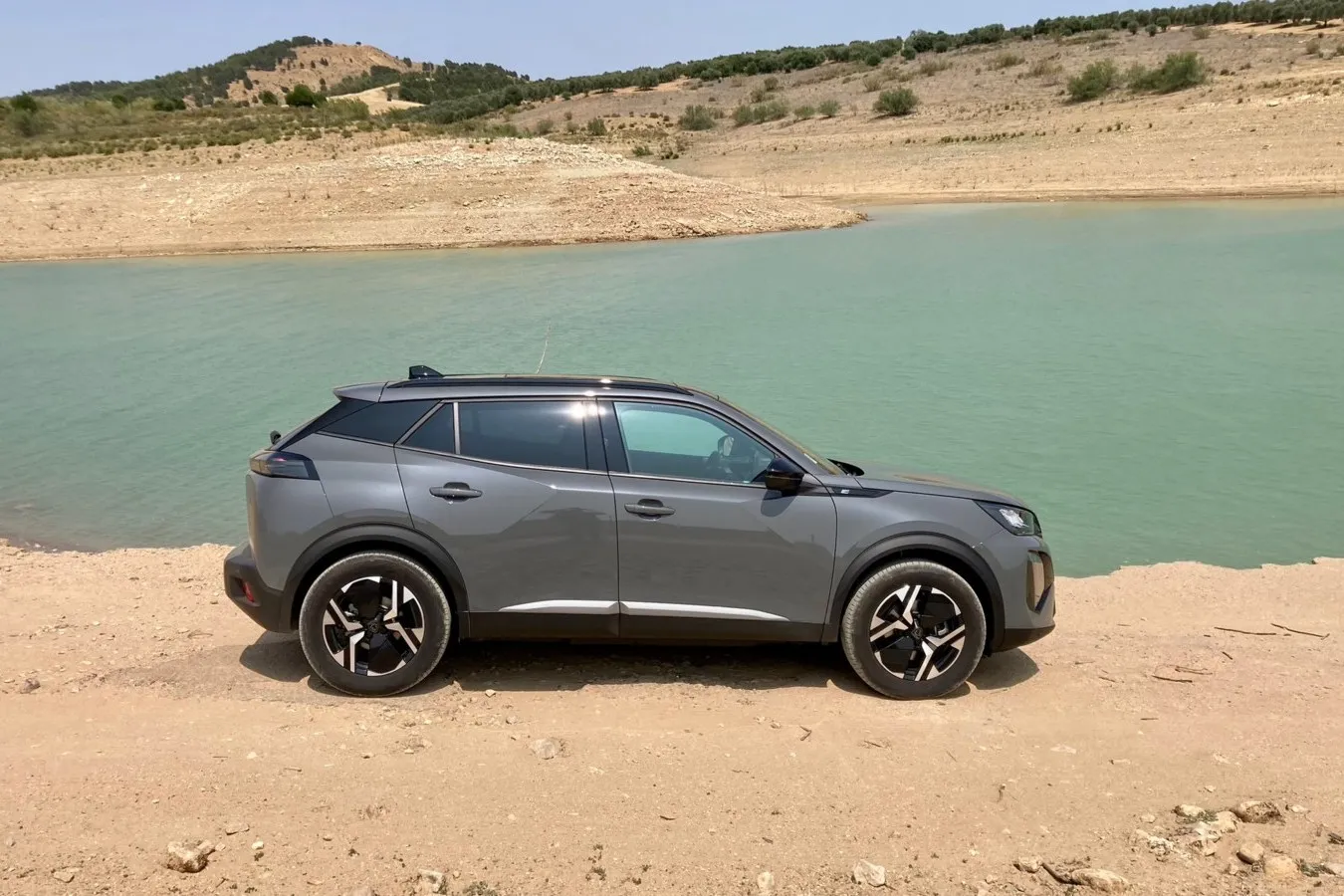 Die Silhoutte des Peugeot 2008 und seiner Elektroversionen E-2008 bleibt auch nach dem Facelift dynamisch.