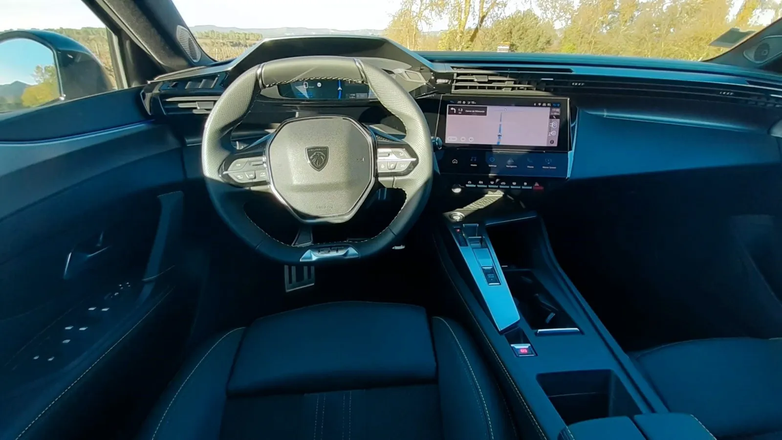 Technikorientiertes Interieur mit Peugeot-typischem I-Cockpit und 10-Zoll-Touchscreen.
