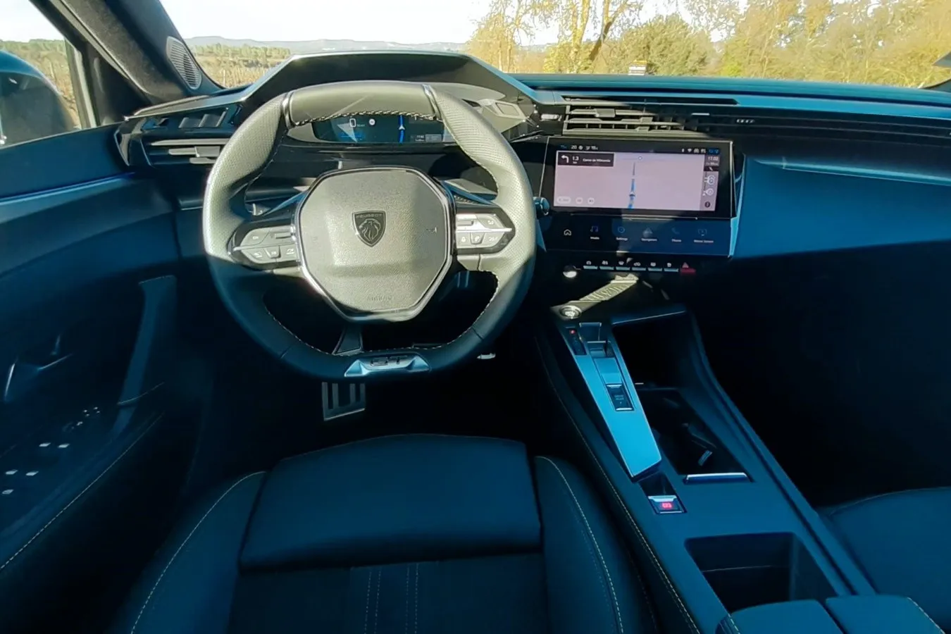 Technikorientiertes Interieur mit Peugeot-typischem I-Cockpit und 10-Zoll-Touchscreen.
