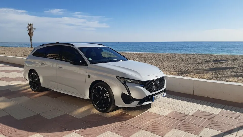 Mit dem E-308 SW hat Peugeot einen der wenigen kompakten Elektrokombis im Angebot.
