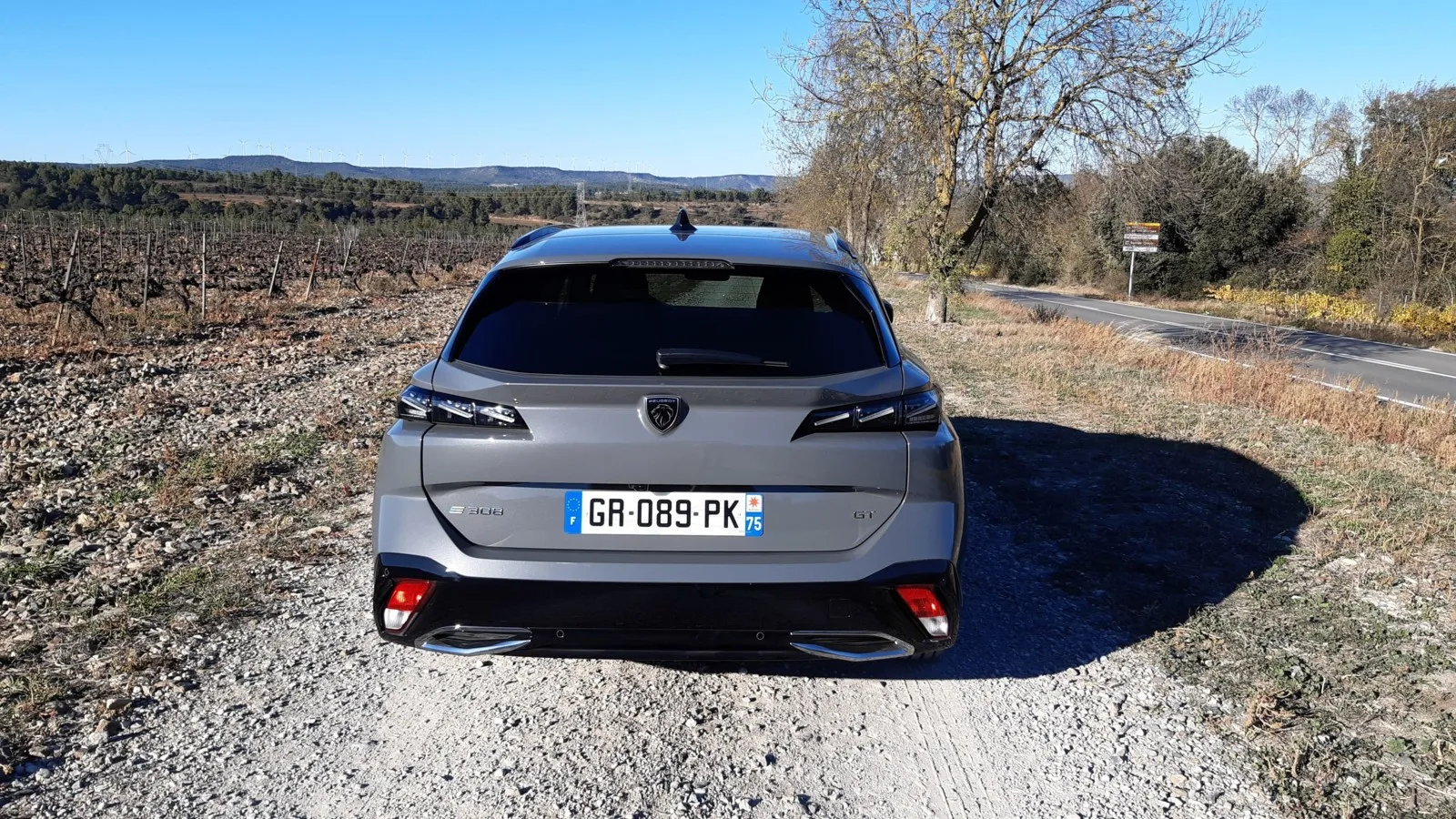 Der Elektrokombi unterscheidet sich nur durch das „E“ am Heck von seinen Verbrenner-Geschwistern.