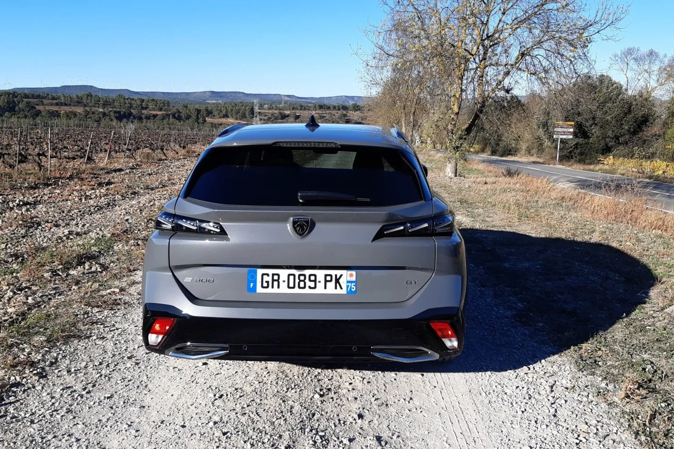 Der Elektrokombi unterscheidet sich nur durch das „E“ am Heck von seinen Verbrenner-Geschwistern.