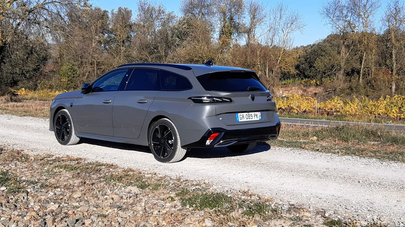 Der kompakte E-308 SW ist 4,64 Meter lang, der Radstand beträgt 2,73 Meter.