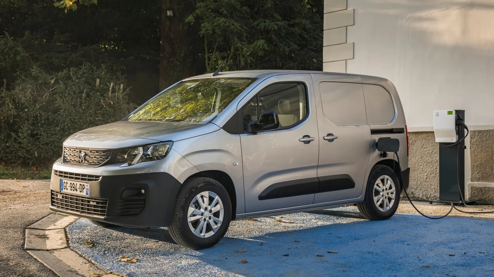 Peugeot e-Partner L1 50 kWh: Ganz dicht hinter dem Berlingo kann sich mit 1.026 Euro Wartungskosten der elektrische Peugeot Partner platzieren.