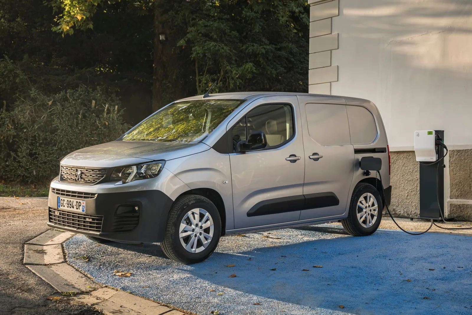 Peugeot e-Partner L1 50 kWh: Ganz dicht hinter dem Berlingo kann sich mit 1.026 Euro Wartungskosten der elektrische Peugeot Partner platzieren.