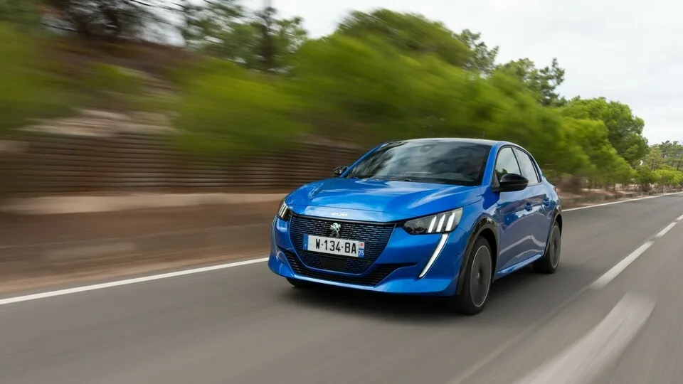 Der Peugeot e-208 schneidet in unserem Wartungskostenvergleich am günstigsten ab.