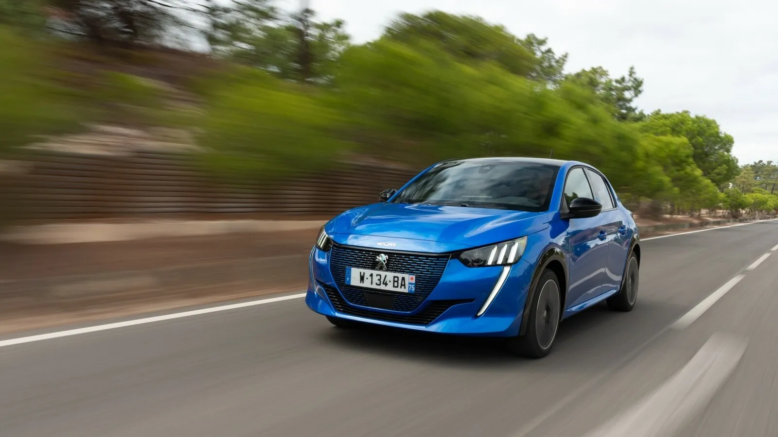Platz 1: Mit Wartungskosten in Höhe von knapp 360 Euro ist der 136 PS starke Peugeot e-208 das günstigste Elektroauto in unserem Ranking.