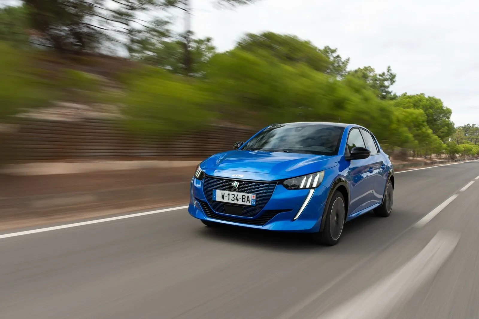 Platz 1: Mit Wartungskosten in Höhe von knapp 360 Euro ist der 136 PS starke Peugeot e-208 das günstigste Elektroauto in unserem Ranking.