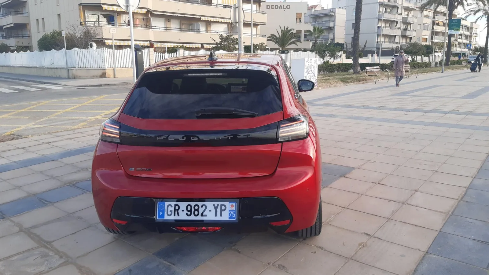 Am Heck zieht sich der Peugeot-Schriftzug über die gesamte Breite der Kofferraumklappe.