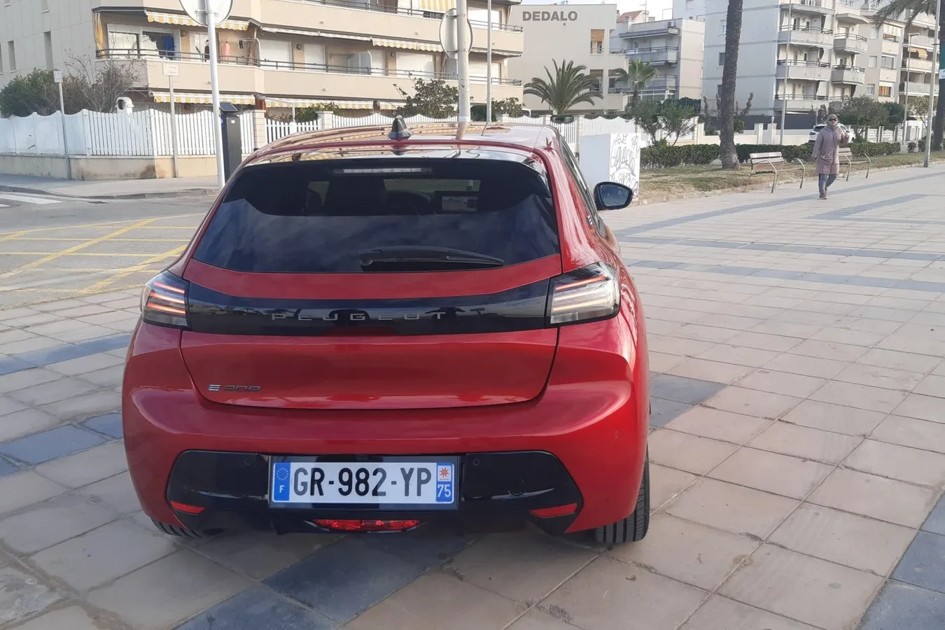 Am Heck zieht sich der Peugeot-Schriftzug über die gesamte Breite der Kofferraumklappe.