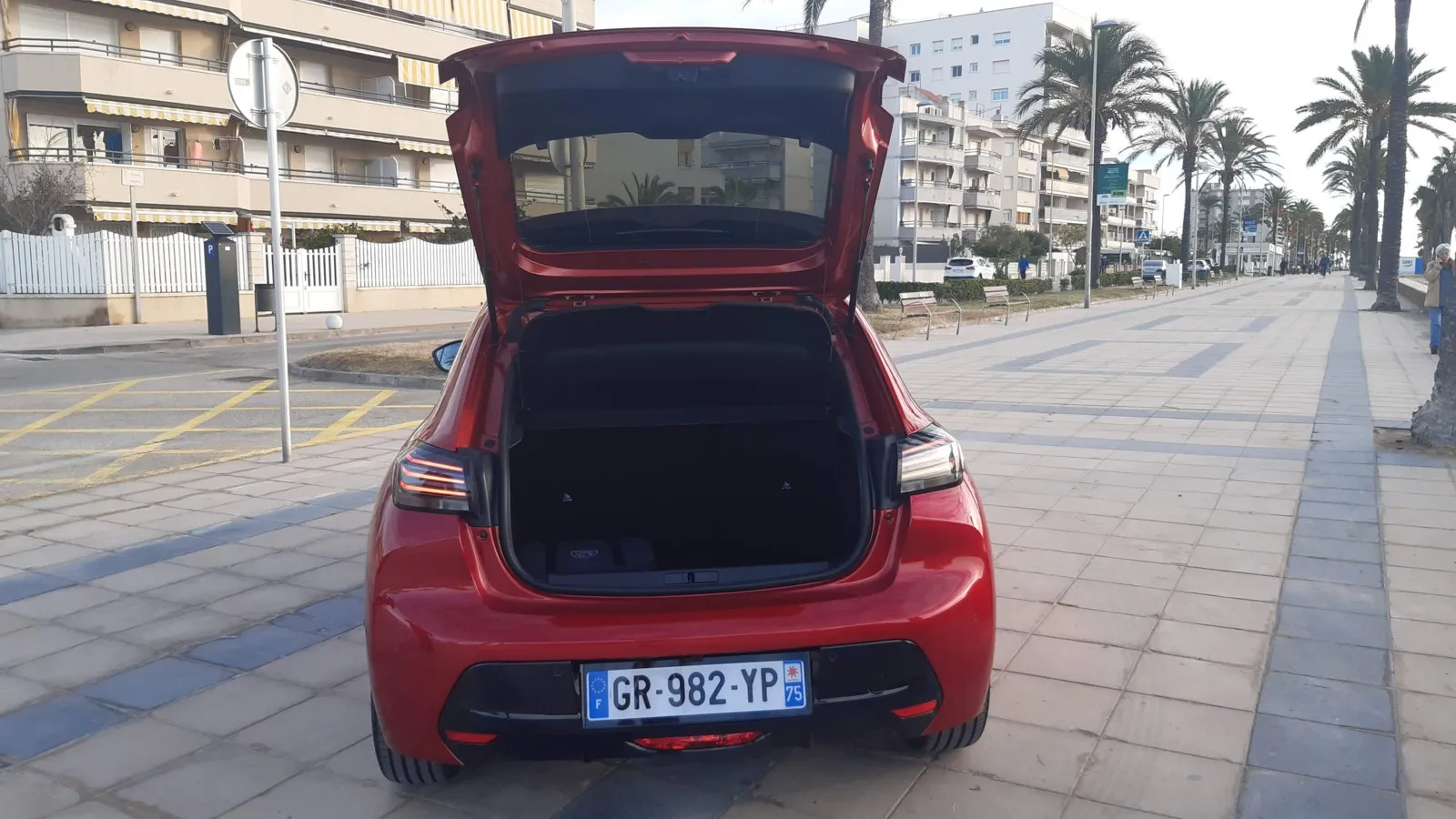 Mit 265 bis 960 Liter fällt der Laderaum im Peugeot E-208 nicht üppig aus.