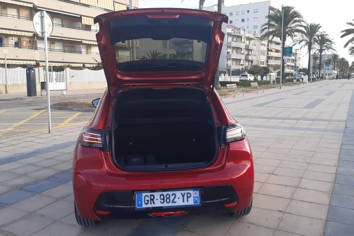 Mit 265 bis 960 Liter fällt der Laderaum im Peugeot E-208 nicht üppig aus.