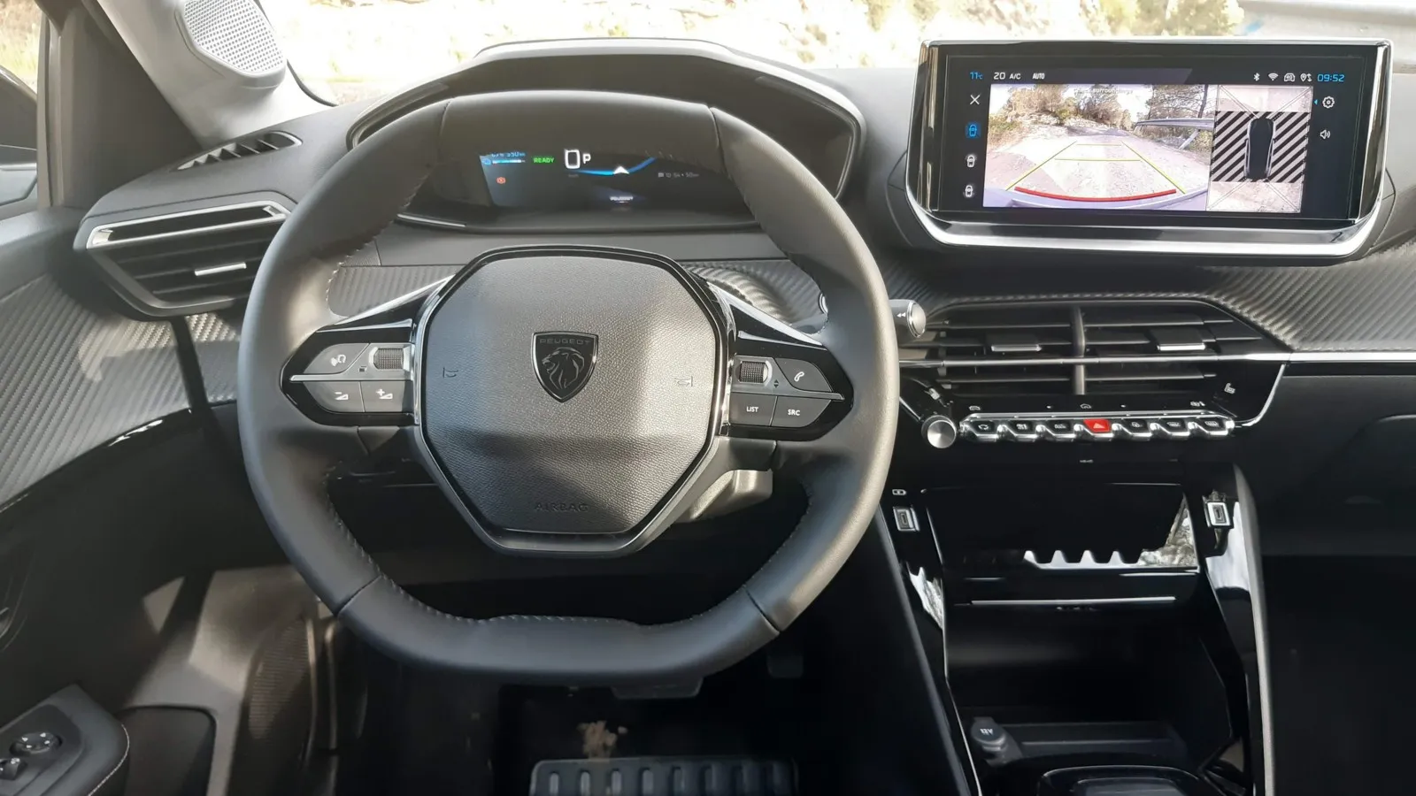 Das markentypische i-Cockpit und ein 10-Zoll-Touchscreen sind serienmäßig.