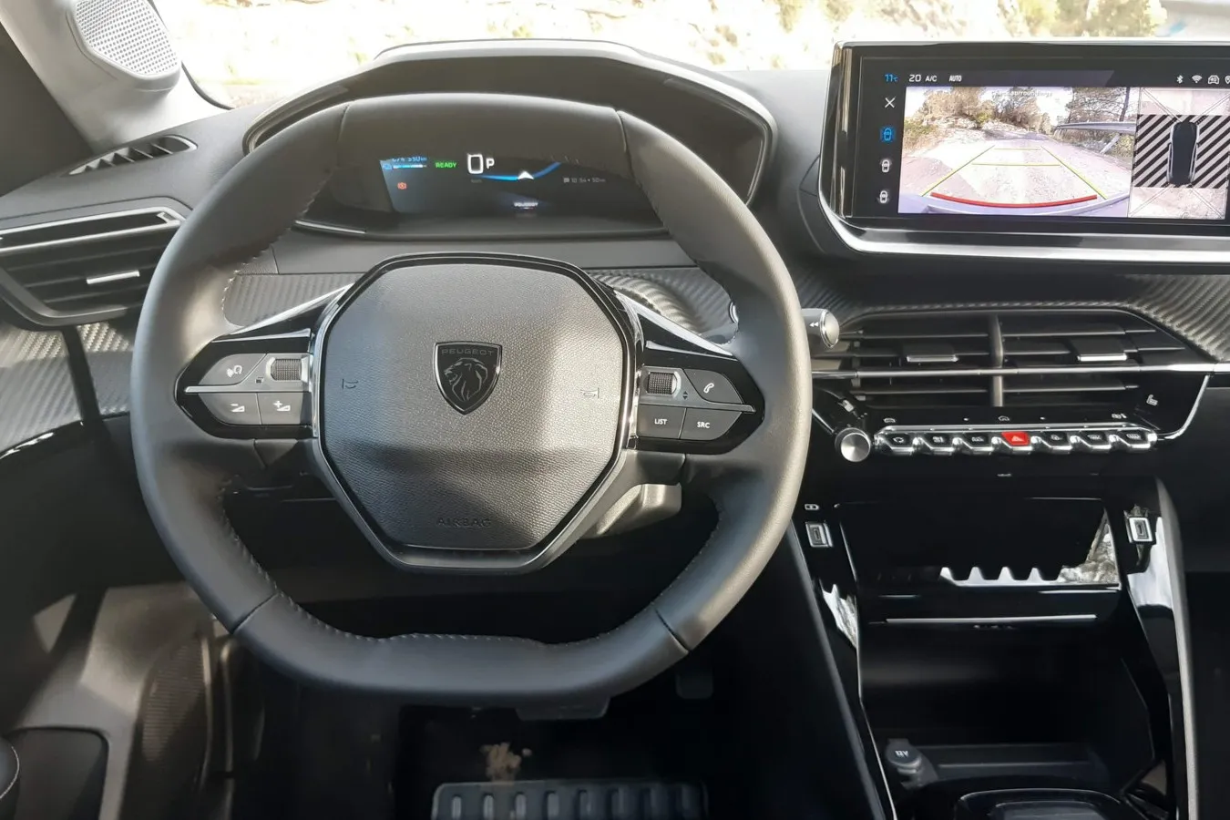 Das markentypische i-Cockpit und ein 10-Zoll-Touchscreen sind serienmäßig.