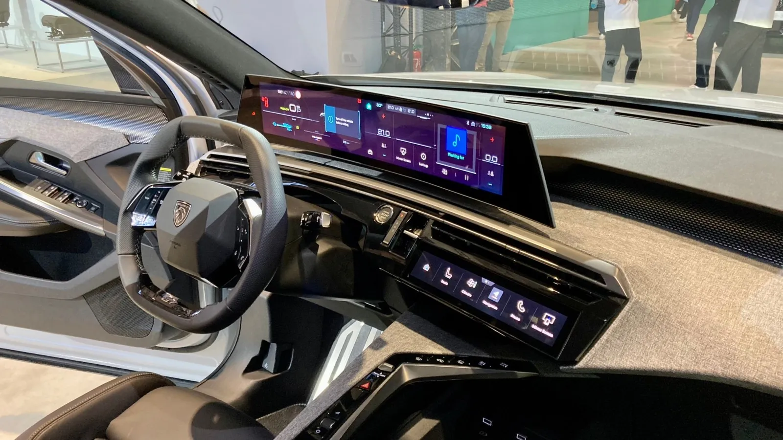 Im Interieur gibt es ein überarbeitetes i-Cockpit: Peugeot betont das schwebende Design und den 21-Zoll-Monitor im Topmodell GT (Bild).