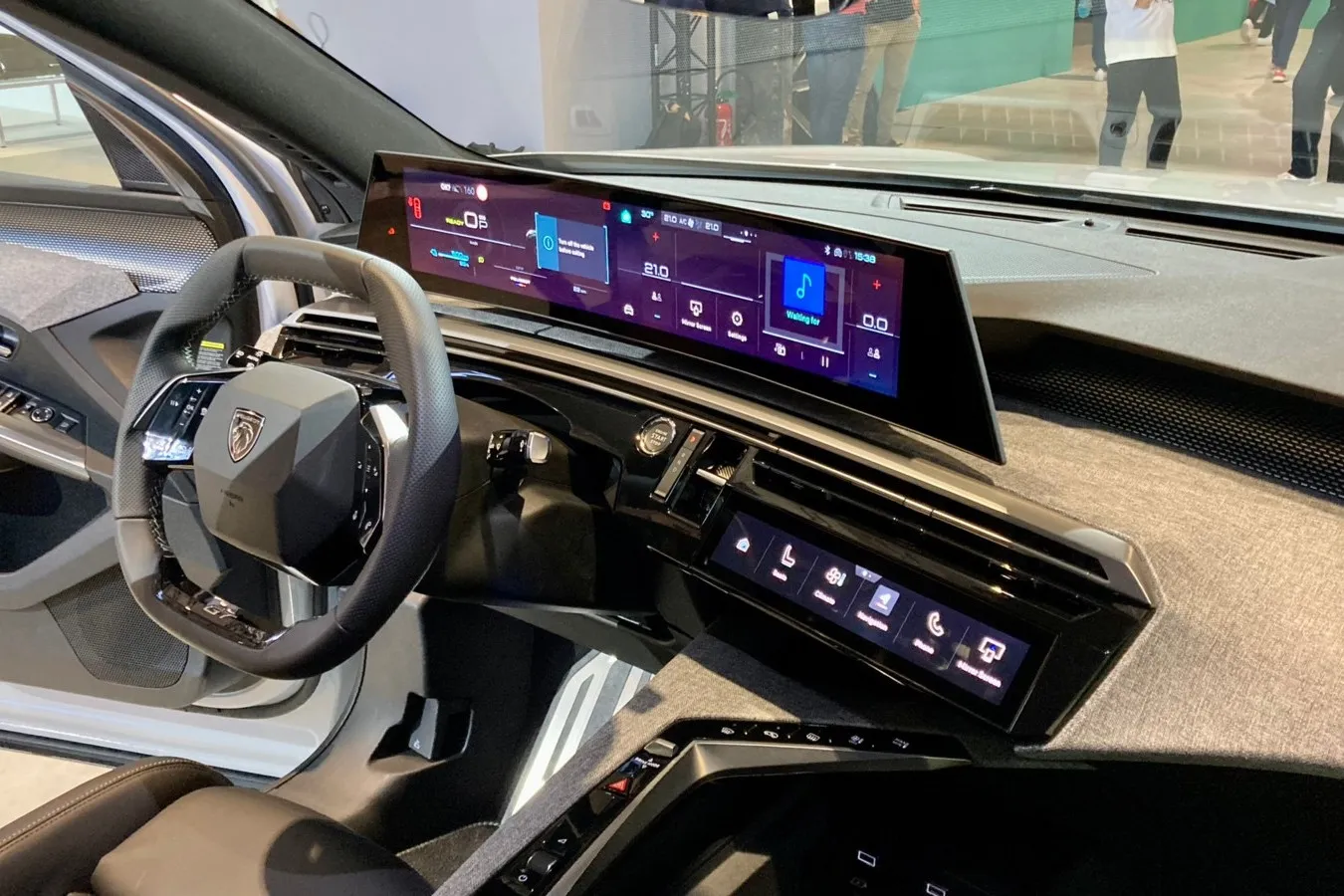 Im Interieur gibt es ein überarbeitetes i-Cockpit: Peugeot betont das schwebende Design und den 21-Zoll-Monitor im Topmodell GT (Bild).
