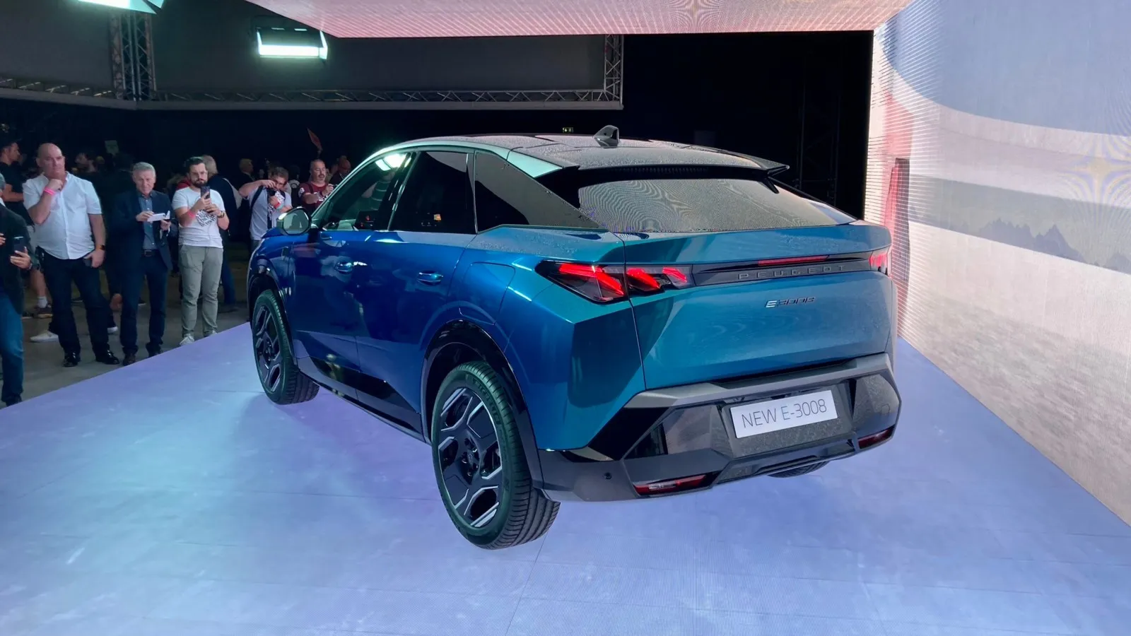 Egal ob 3008 oder E-3008: Aus dem konventionellen Kompakt-SUV wird ein SUV-Coupé mit flachem und hohem Heck.