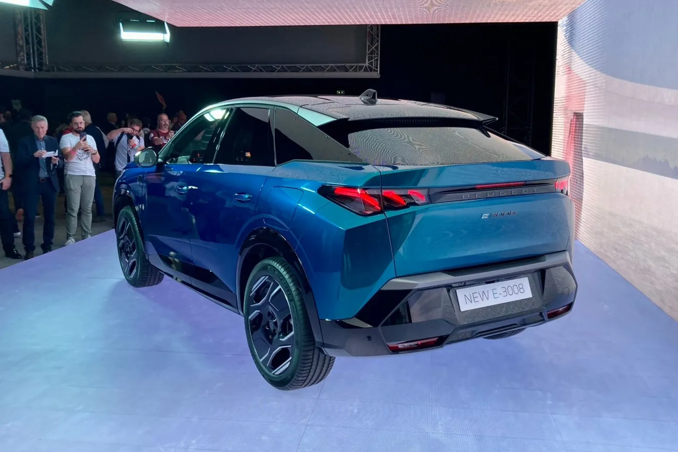 Egal ob 3008 oder E-3008: Aus dem konventionellen Kompakt-SUV wird ein SUV-Coupé mit flachem und hohem Heck.