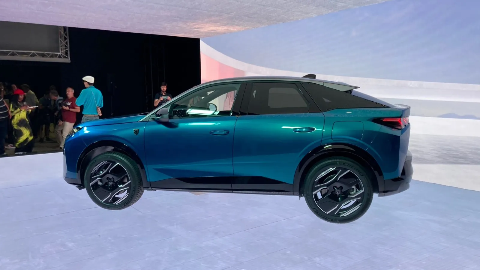 Wie gesagt, der neue 3008 mutiert zum SUV-Coupé. Dementsprechend flach ist der Heckabschluss.