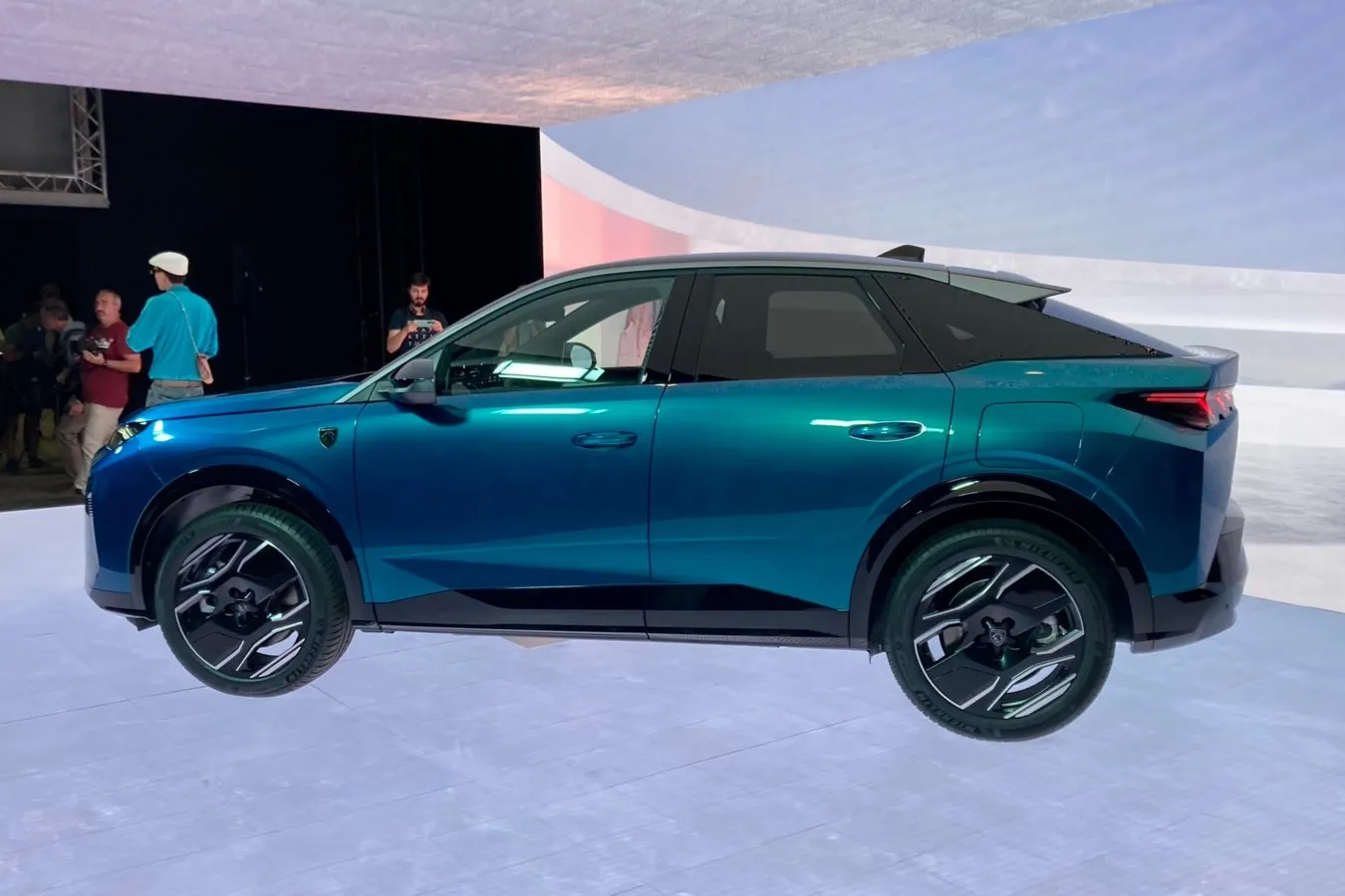 Wie gesagt, der neue 3008 mutiert zum SUV-Coupé. Dementsprechend flach ist der Heckabschluss.