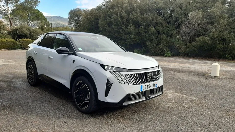 Peugeots Kompakt-SUV 3008 wird in dritter Generation als E-3008 erstmals vollelektrisch.