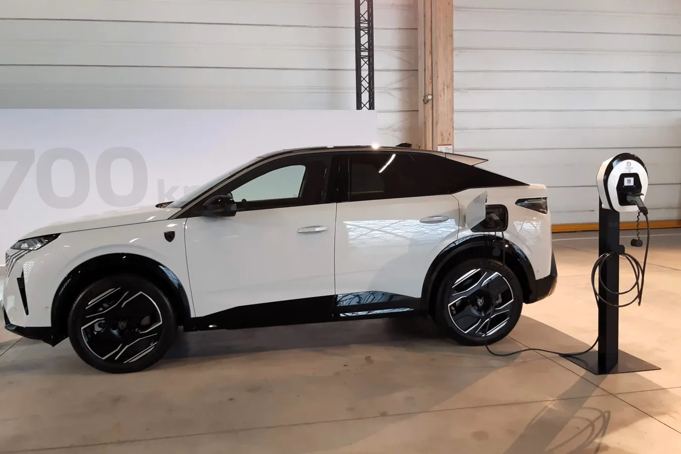 Serienmäßig lädt der E-3008 AC mit 11 kW, DC mit 160 kW.