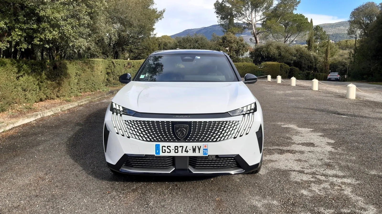 Extrem schmale Scheinwerfer und drei Licht-Krallen kennzeichnen die Front des kompakten Peugeot-SUVs.