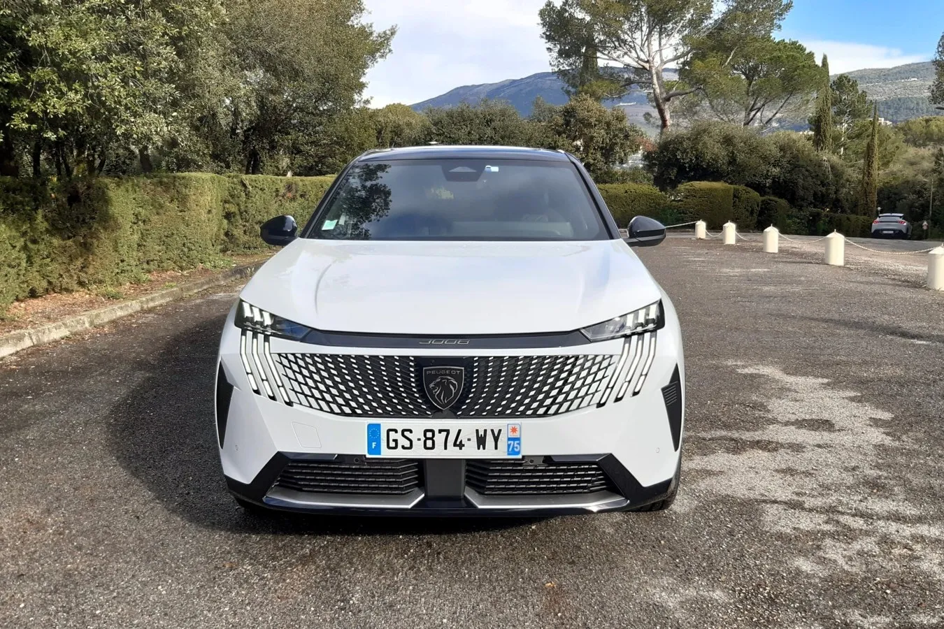 Extrem schmale Scheinwerfer und drei Licht-Krallen kennzeichnen die Front des kompakten Peugeot-SUVs.