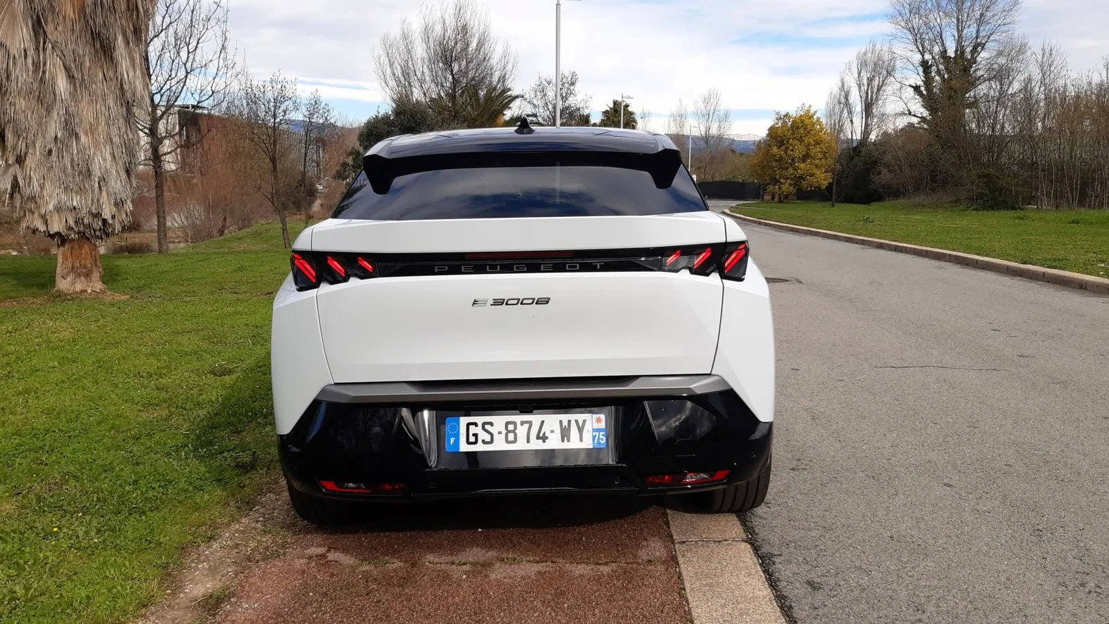 Peugeot-Schriftzug im Leuchtenband am Heck.