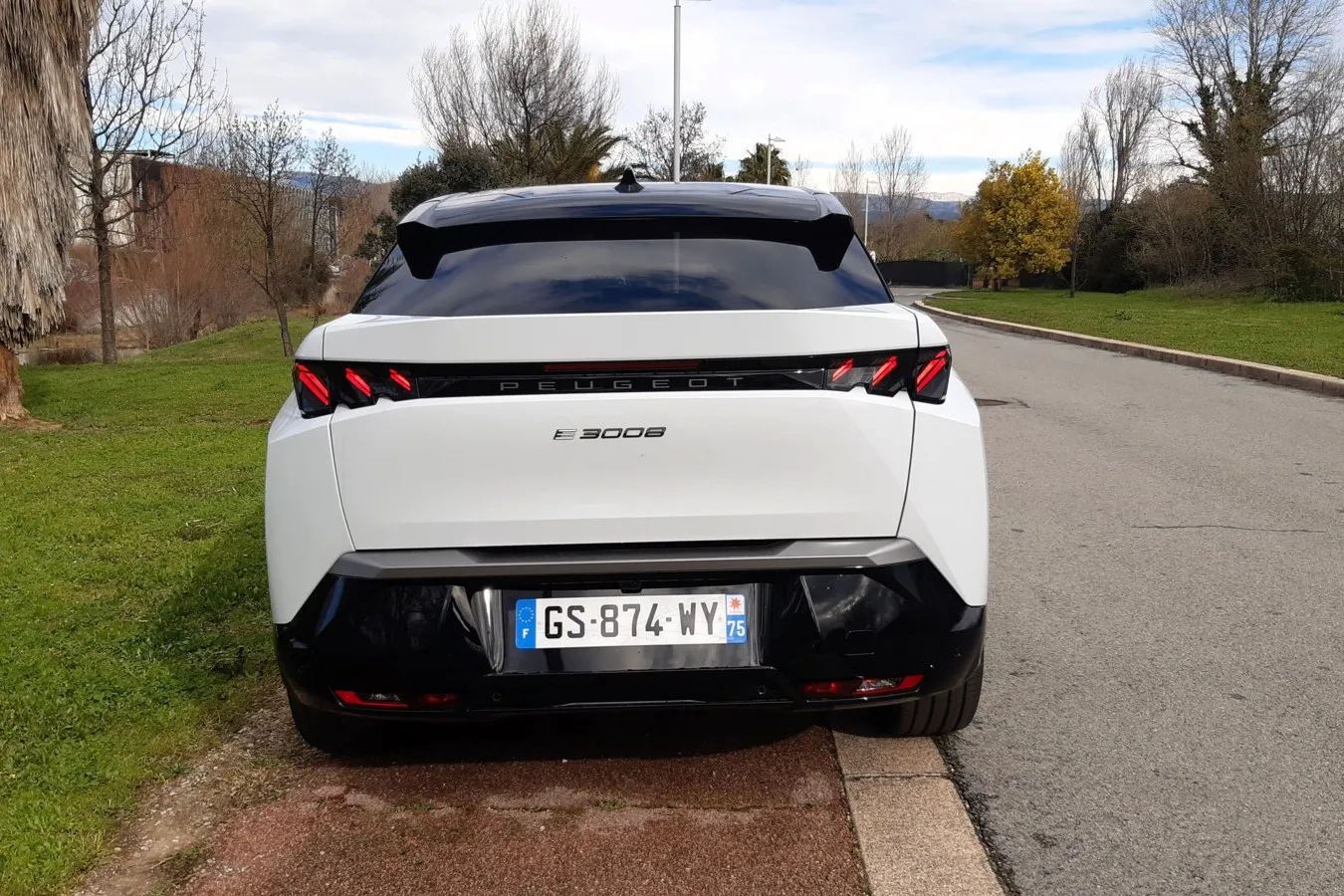 Peugeot-Schriftzug im Leuchtenband am Heck.