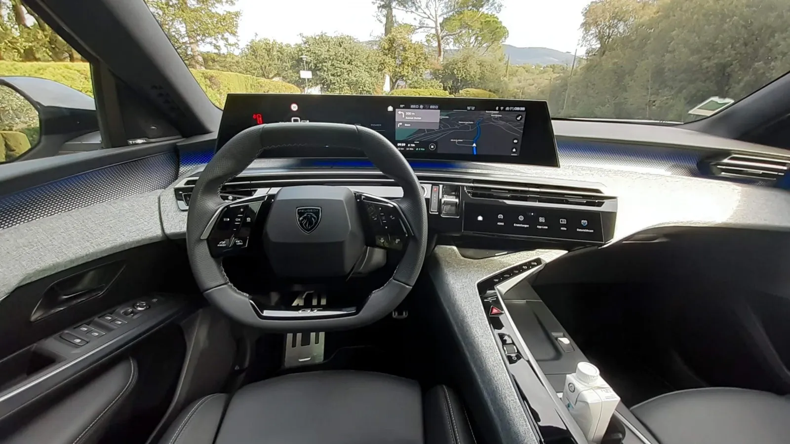 Futuristischer Peugeot-Innenraum mit extra-breitem Panoramadisplay.