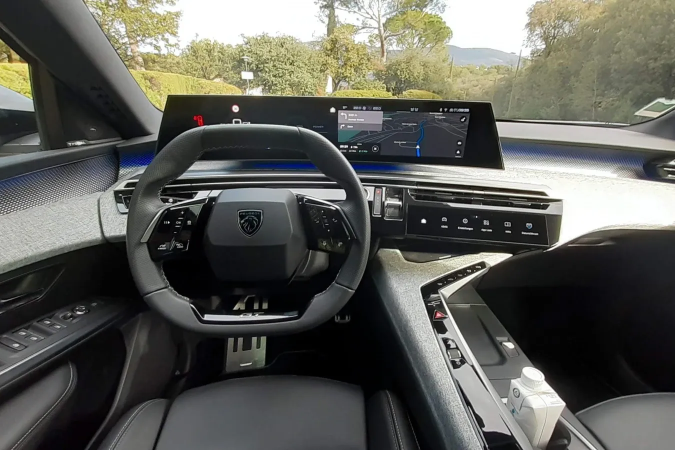 Futuristischer Peugeot-Innenraum mit extra-breitem Panoramadisplay.