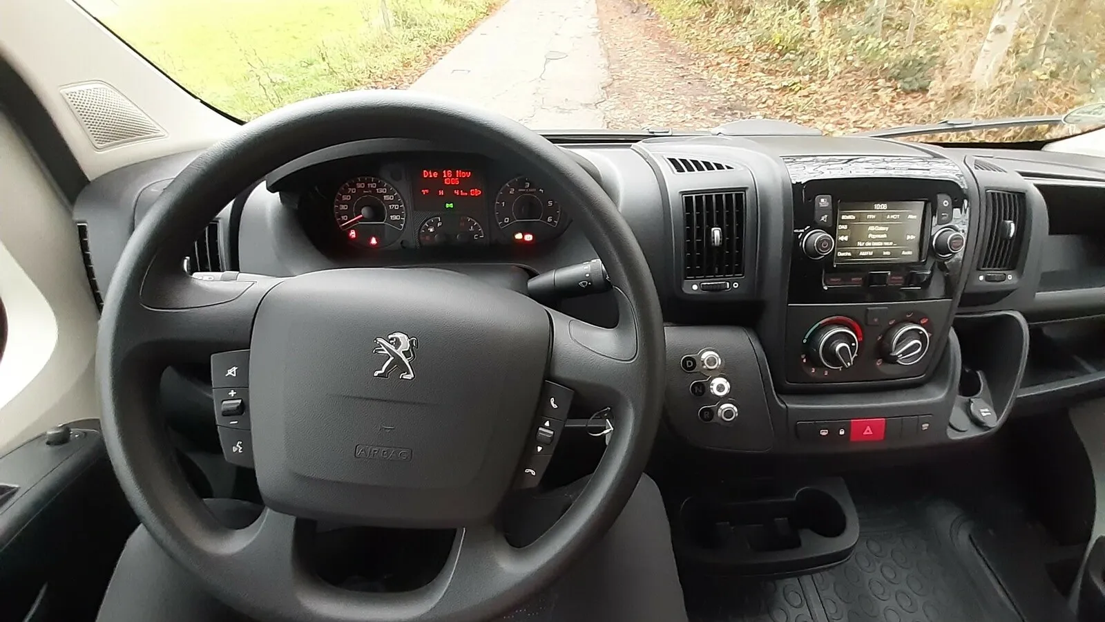 Manuelle Klimaanlage, Radio mit Freisprecheinrichtung und Lenkradbedienung liefert Peugeot serienmäßig für den e-Boxer.
