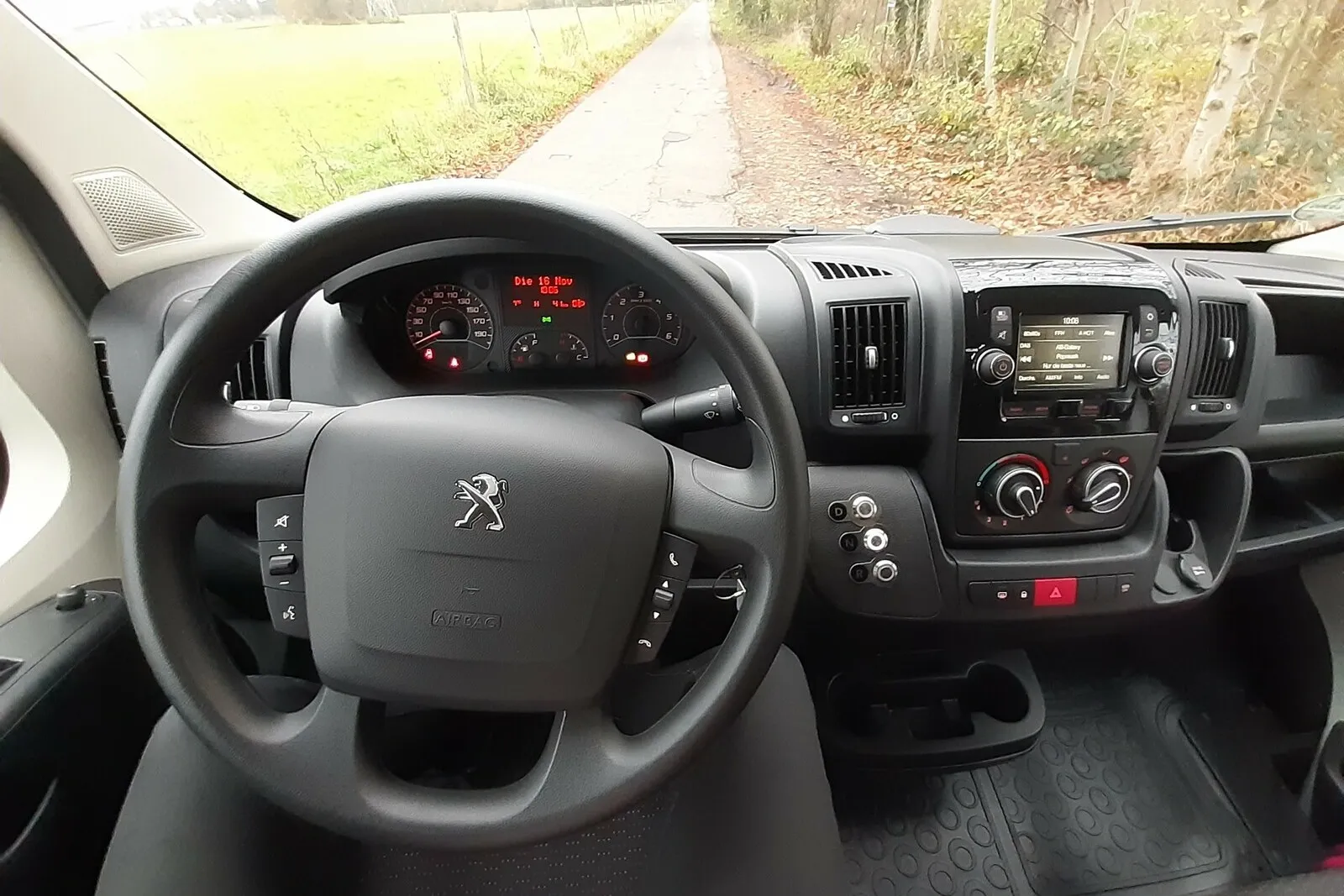Manuelle Klimaanlage, Radio mit Freisprecheinrichtung und Lenkradbedienung liefert Peugeot serienmäßig für den e-Boxer.