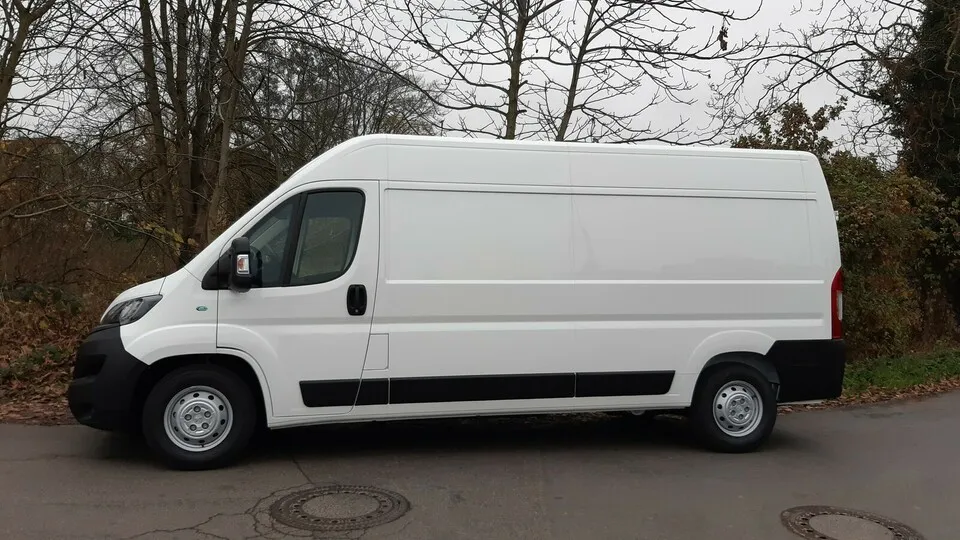 Neuer Peugeot e-Boxer: Das Volumenmodell L3H2 ist mit einem Preis von 64.990 Euro voll förderfähig.