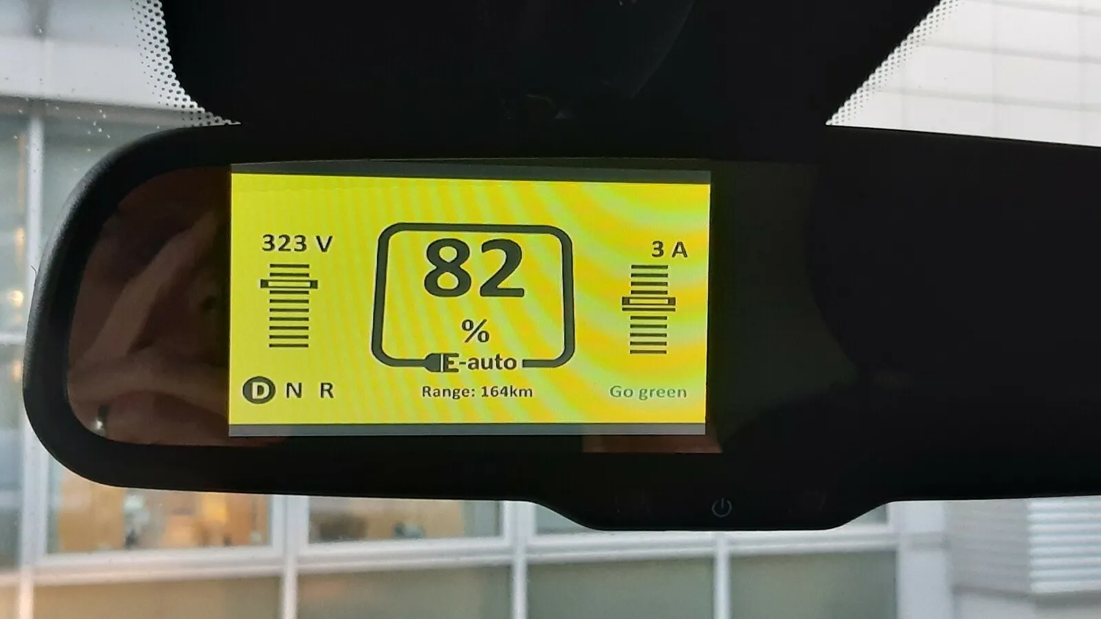 Elektrospezifische Infos sind im Display im Innenspiegel des Peugeot e-Boxer ablesbar.