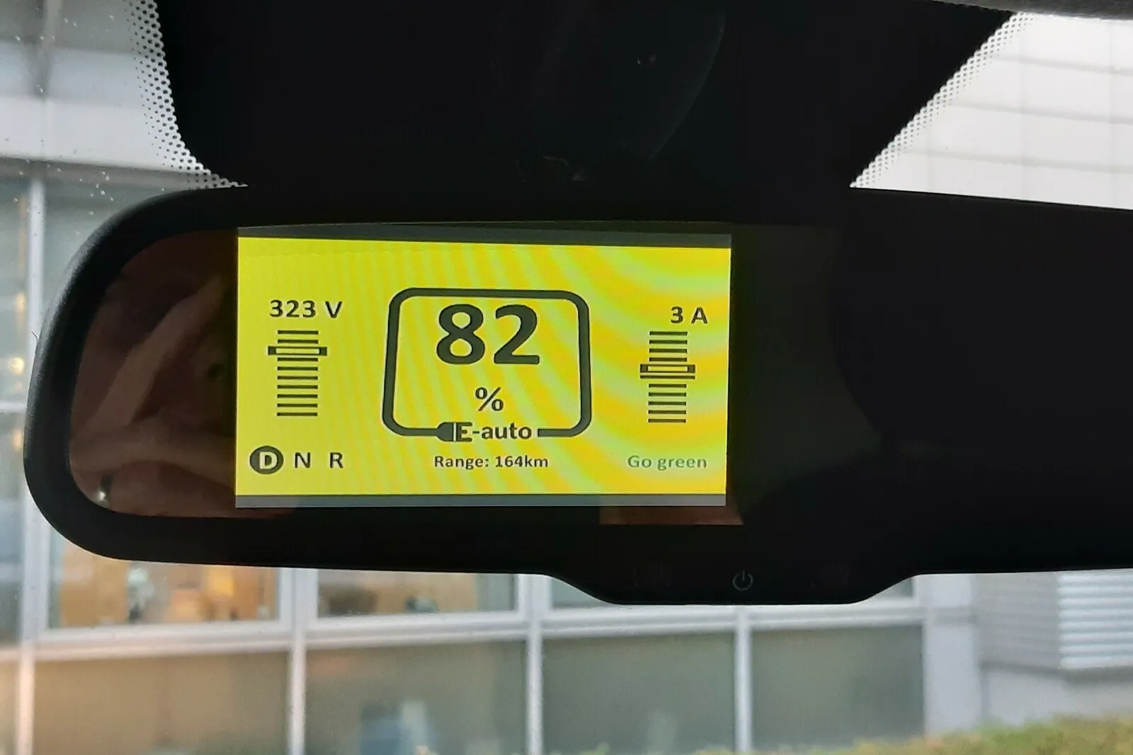 Elektrospezifische Infos sind im Display im Innenspiegel des Peugeot e-Boxer ablesbar.