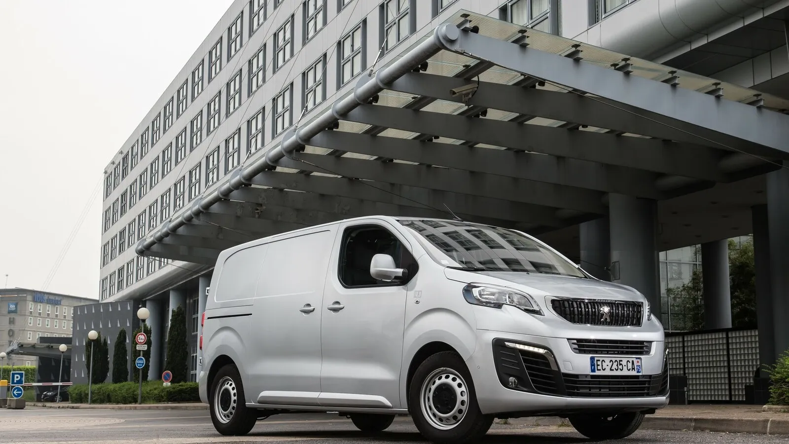 Platz 6: Auf gleichem Niveau wie der Citroen liegt der Peugeot Expert mit gleichem 122-PS-Diesel.